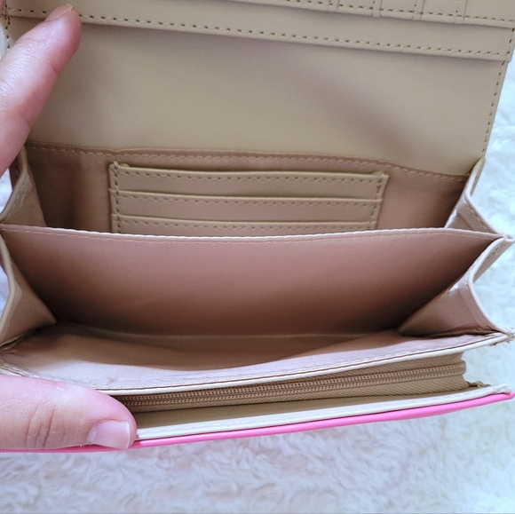 Guess❓️ "Finnian" Wristlet - NWT - Picture 13 of 16